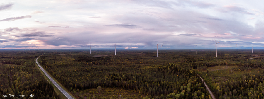 Finnland Panorama Strasse Wald Windkraftwerke von oben
