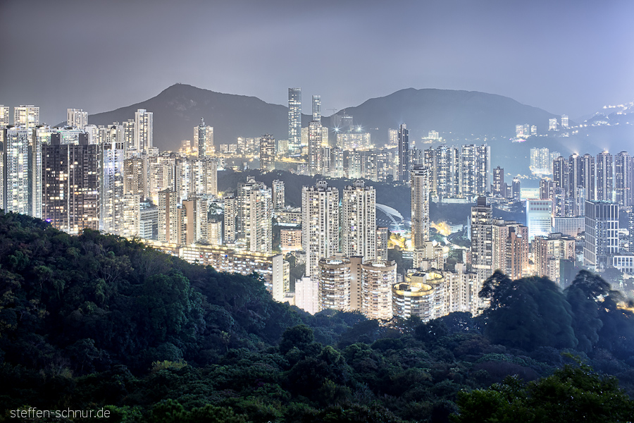 Berge Hongkong China Großstadt Hochhäuser Häusermeer Wald