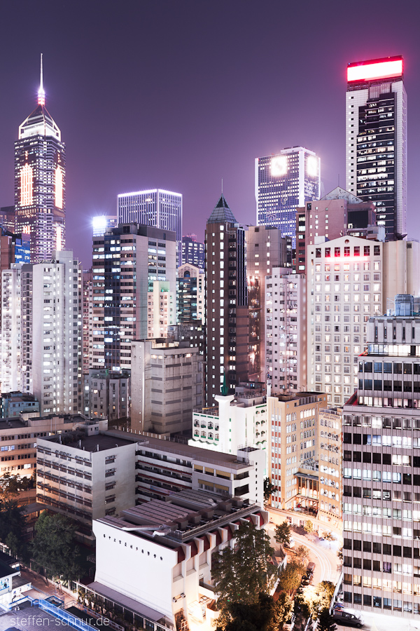 Hongkong China Enge Hochhäuser Neonlicht Wolkenkratzer eng