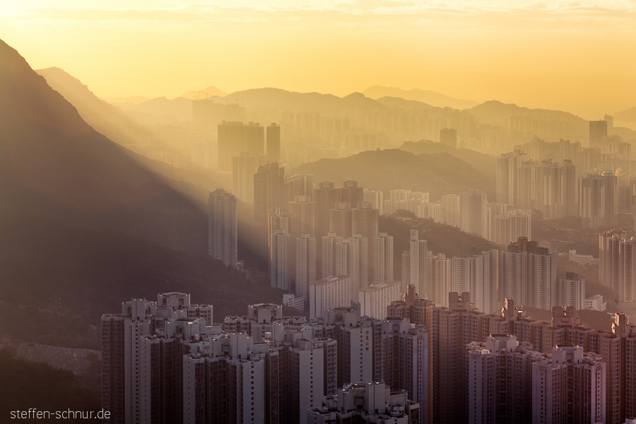 Berg Übersicht Hongkong China Hochhäuser Häusermeer Nebel