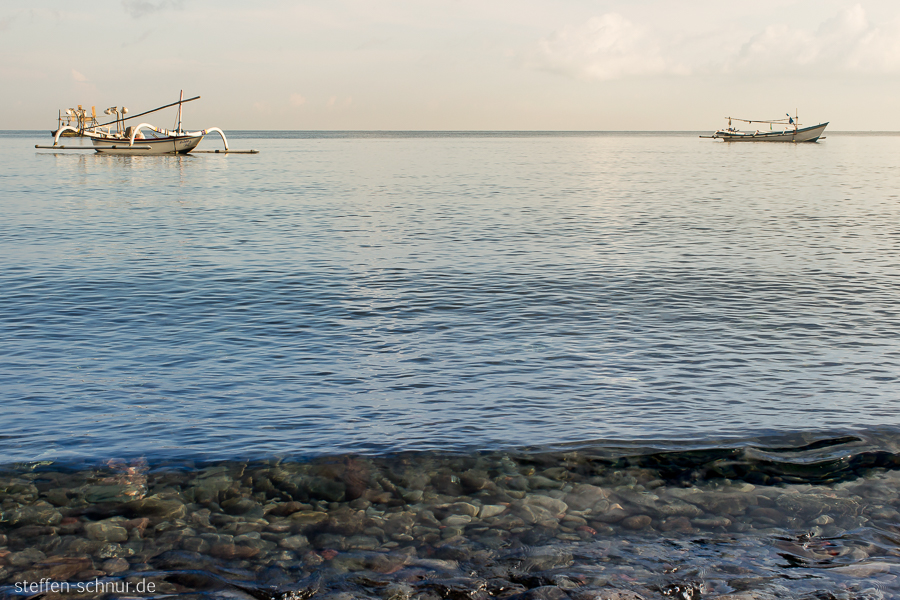 Fischerboote Bali Indonesien Landschaft Meer Steine Welle