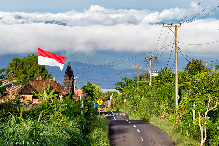Berge Bali Indonesien Strasse Stromleitung Wolken indonesische Flagge