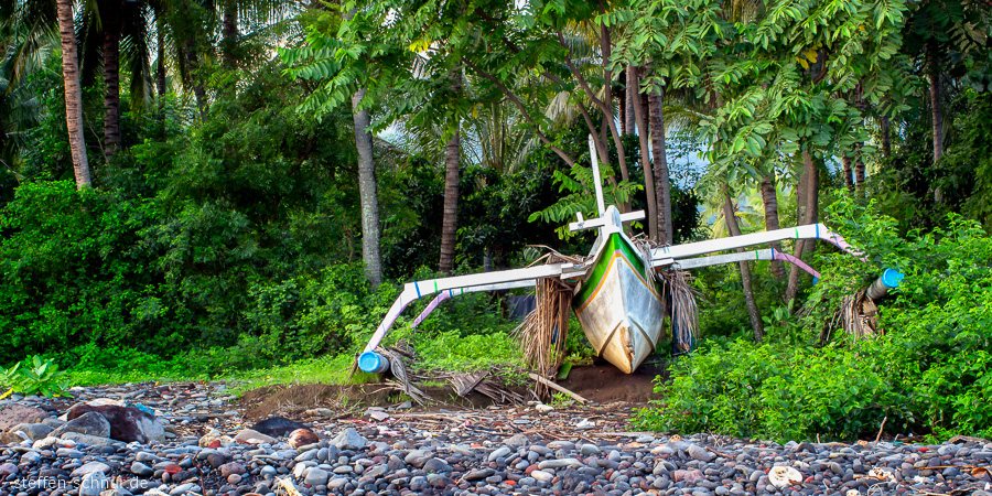 verlassen Bali Indonesien Boot Palmen Steine