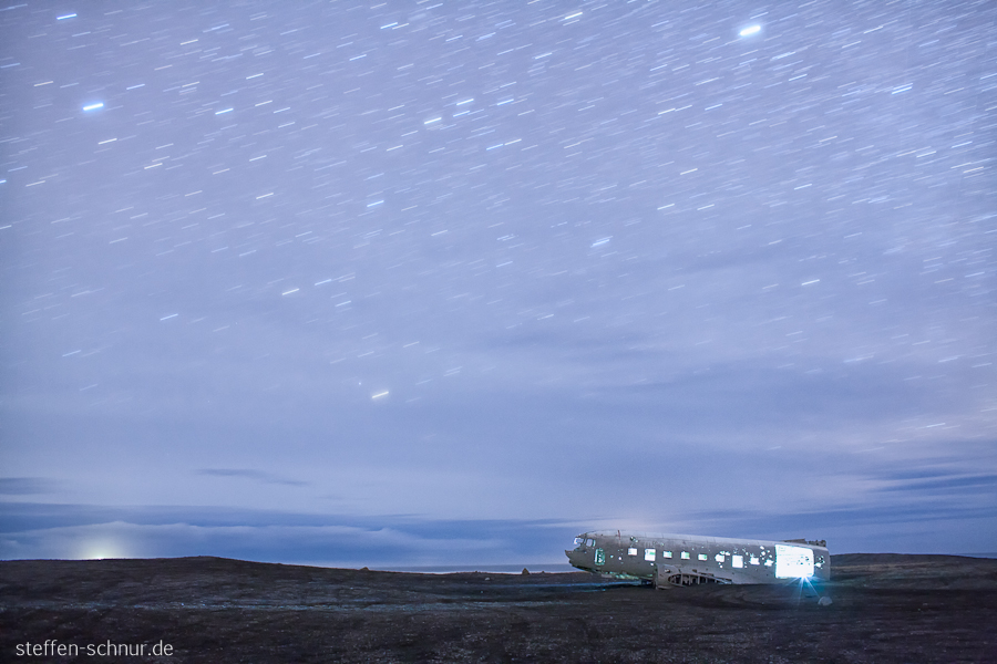 Flugzeug Island Langzeitbelichtung Nacht Sterne beleuchtet