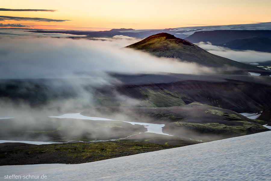 Schnee Berg Sonnenaufgang Hochland Island Nebel Wolken