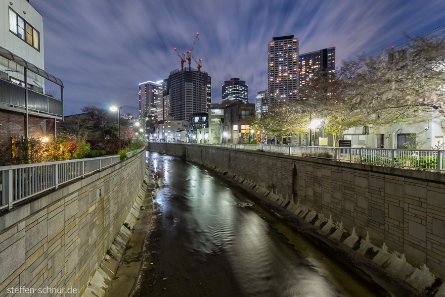 Tokio Japan Baustelle Kanal Lichter Nacht Wolken