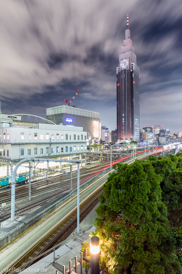 Bahnstrecke Tokio Japan Turmuhr Wolken Wolkenkratzer