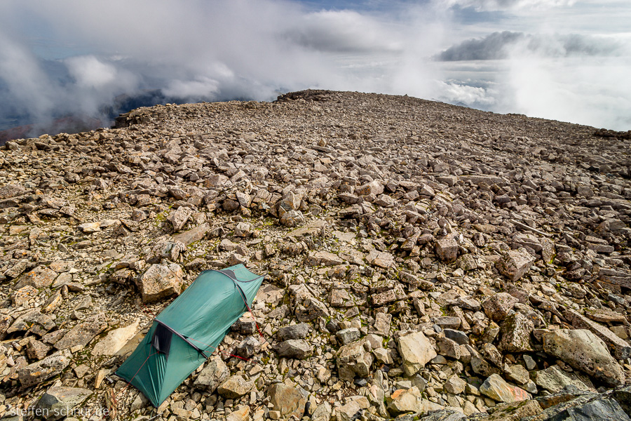 Ben Nevis Felsen Steine Zelt über den Wolken