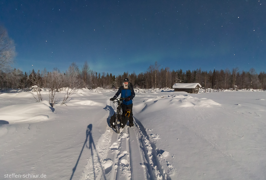 Schnee Fahrrad Lappland Finnland Hütte Nacht Schatten