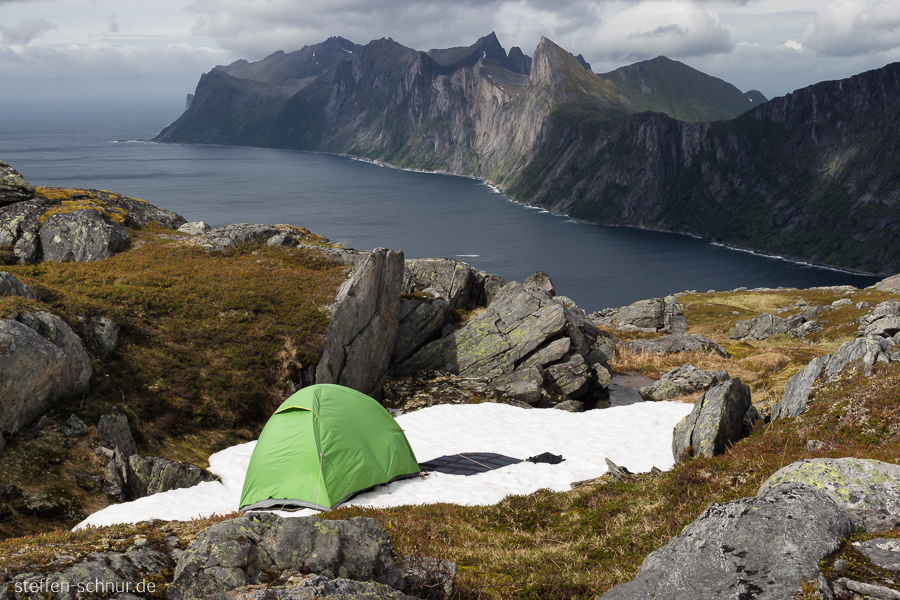 Berge Senja Fjord Norwegen von oben