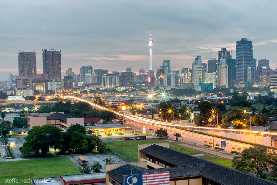 Skyline Kuala Lumpur Malaysia Landesflagge Strasse Tankstelle