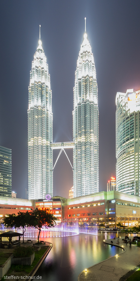 Petronas Towers Kuala Lumpur Malaysia Baum Brunnen Lichter Nacht