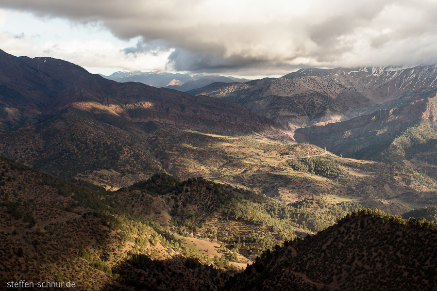 Marokko Berglandschaft Hoher Atlas Tal Wald Wolken
