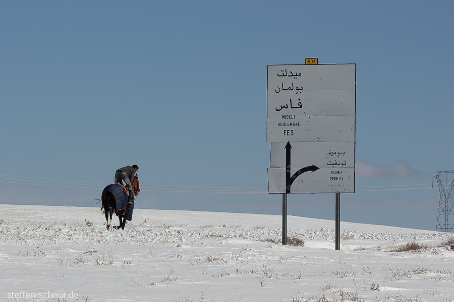 mittlerer Atlas Marokko Kreuzung Reiter Strasse Winter