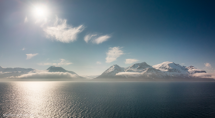 Schnee Berge Gipfel Meer Norwegen Panorama Sonne