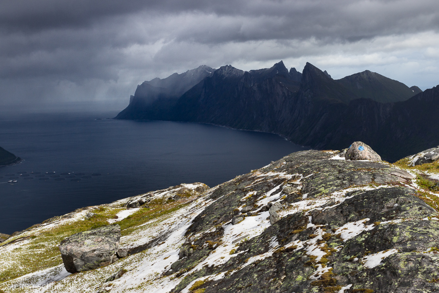 Senja Felsen Fernsicht Fjord Norwegen Wolken dunkel