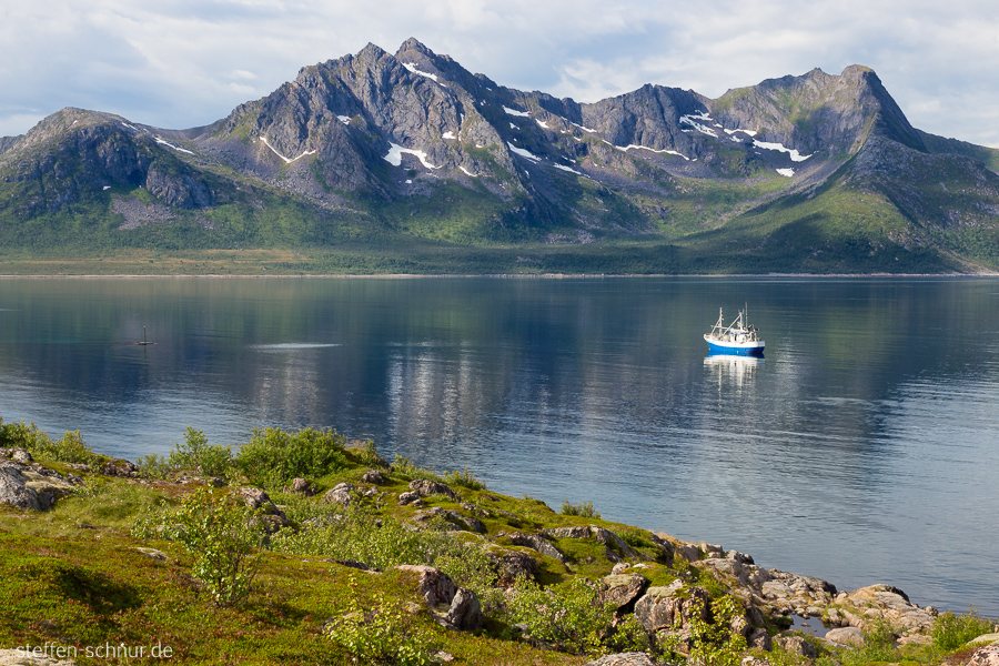 Fischer Schiff Senja Fjord Gebirge Norwegen