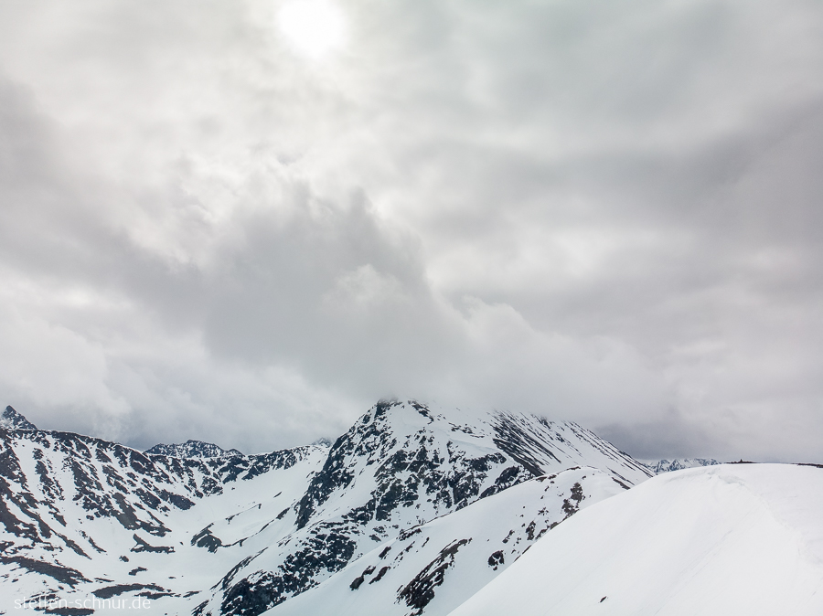 Schnee Berggipfel Norwegen Wolken
