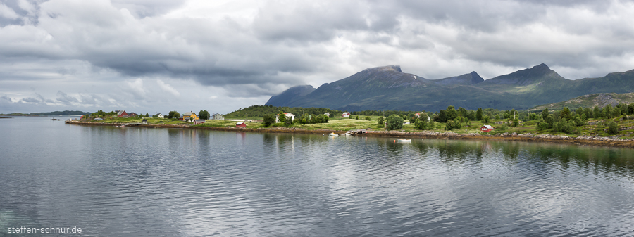 Berge Senja Dorf Häuser Küste Norwegen Wolken