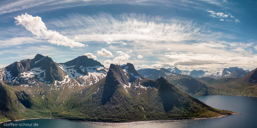 Berge Senja Norwegen Panorama Wolken von oben