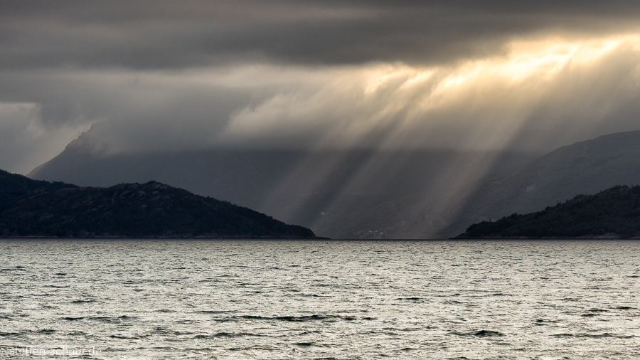 Norwegen Sonnenstrahlen Wolkendecke