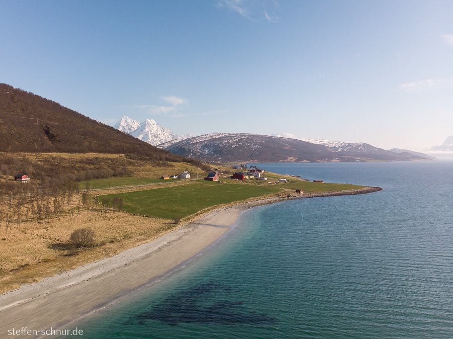 Berge Dorf Küste Luftaufnahme Norwegen