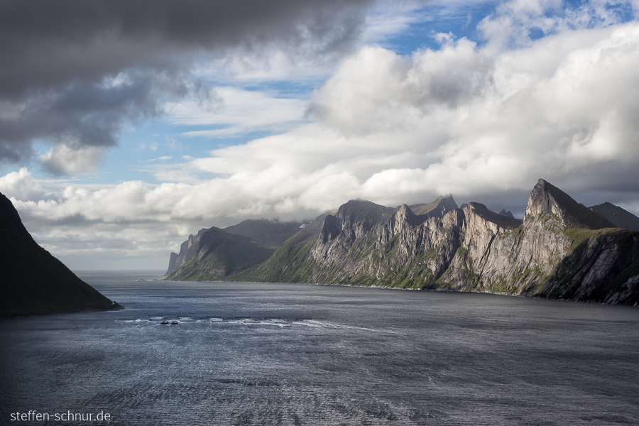 Senja Bergkette Fischzucht Fjord Norwegen dunkle Wolken