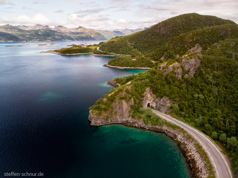 Berge Senja Insel Küste Norwegen Tunnel von oben