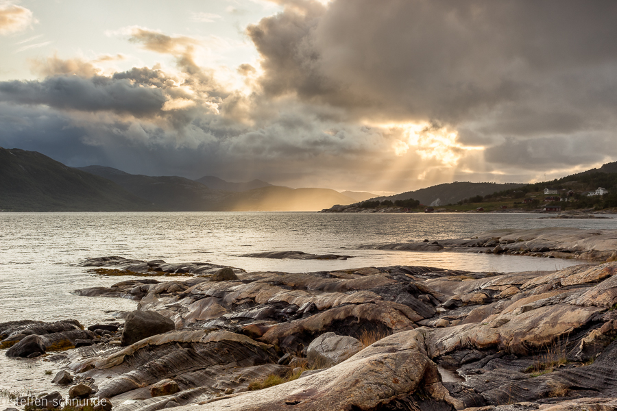 Felsen Fjord Norwegen Sonnenstrahlen Wolken