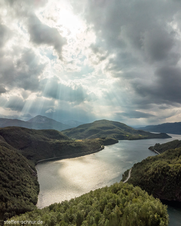 Fjord Norwegen Sonnenstrahlen Wald von oben