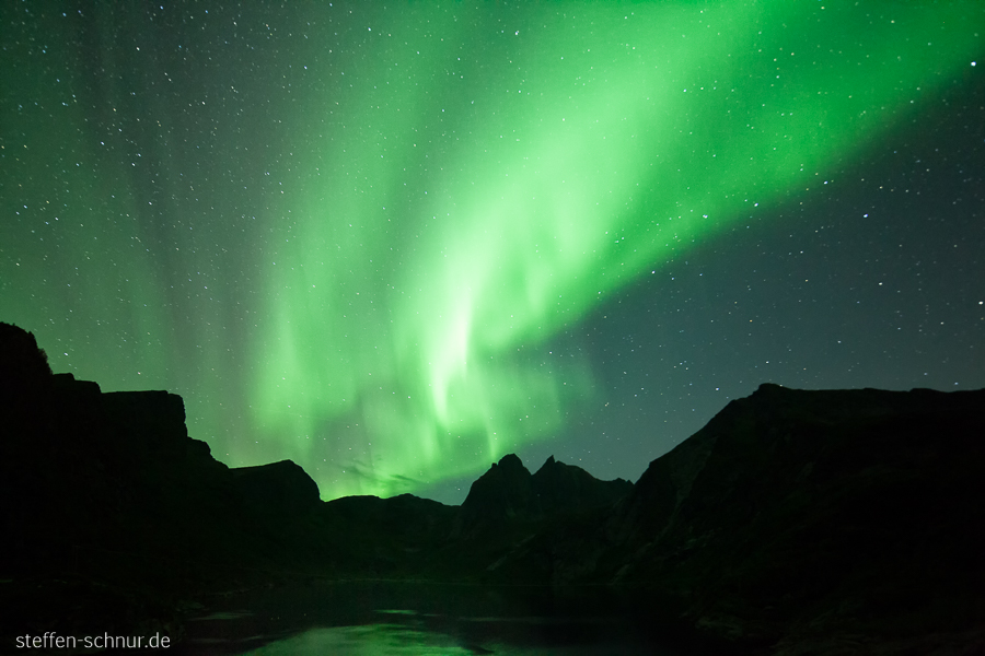 Aurora borealis Moskenesoy Bergkette Gipfel Lofoten Norwegen Sternenhimmel