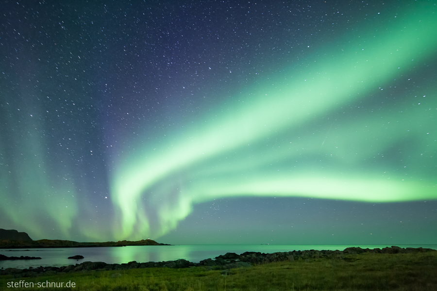 Aurora borealis Berge Flakstadoy Nordland Nordmeer Polarkreis Lichter