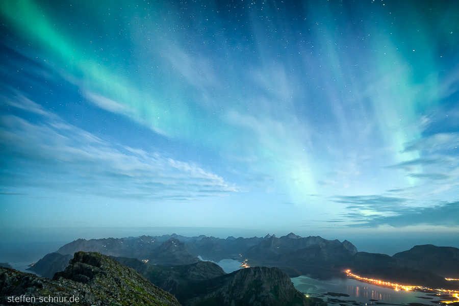 Aurora borealis Berge Panoramasicht Flakstadoy Lofoten Nacht Nordlicht