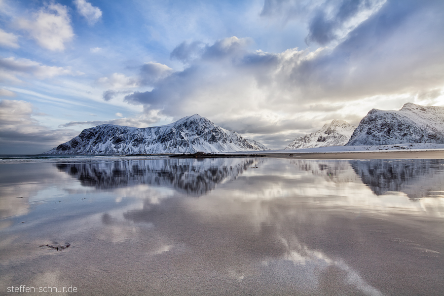 Berge Lofoten Norwegen Sand Spiegelung Strand Wasser