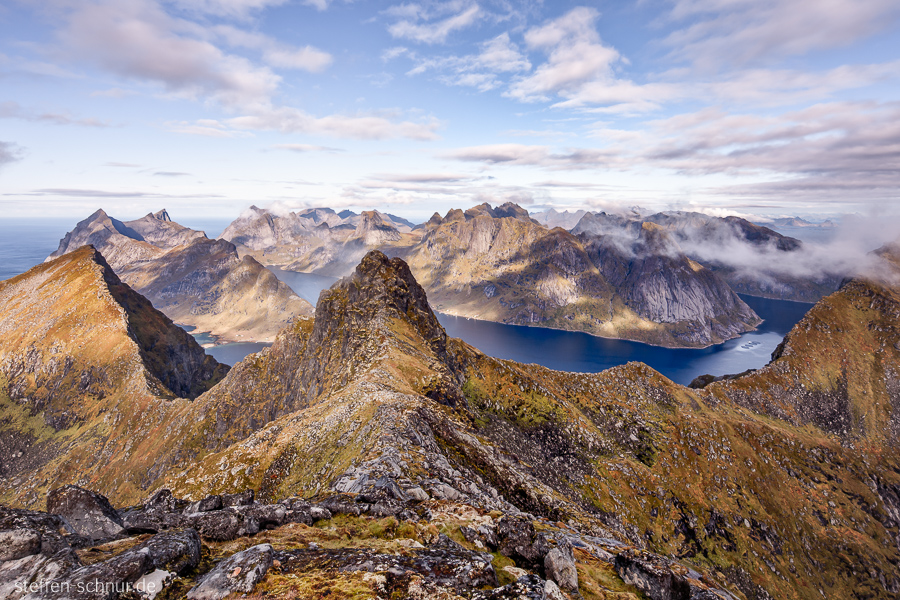 Übersicht Panoramasicht Moskenesoy Reinefjord Bergkette Felsen Lofoten