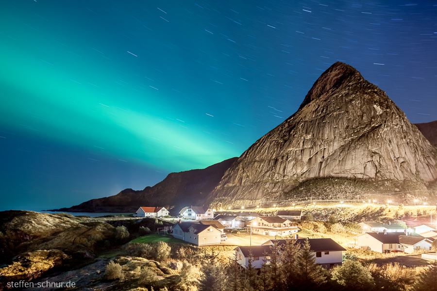 Aurora borealis Berg Nordland Reine Dorf Häuser Langzeitbelichtung
