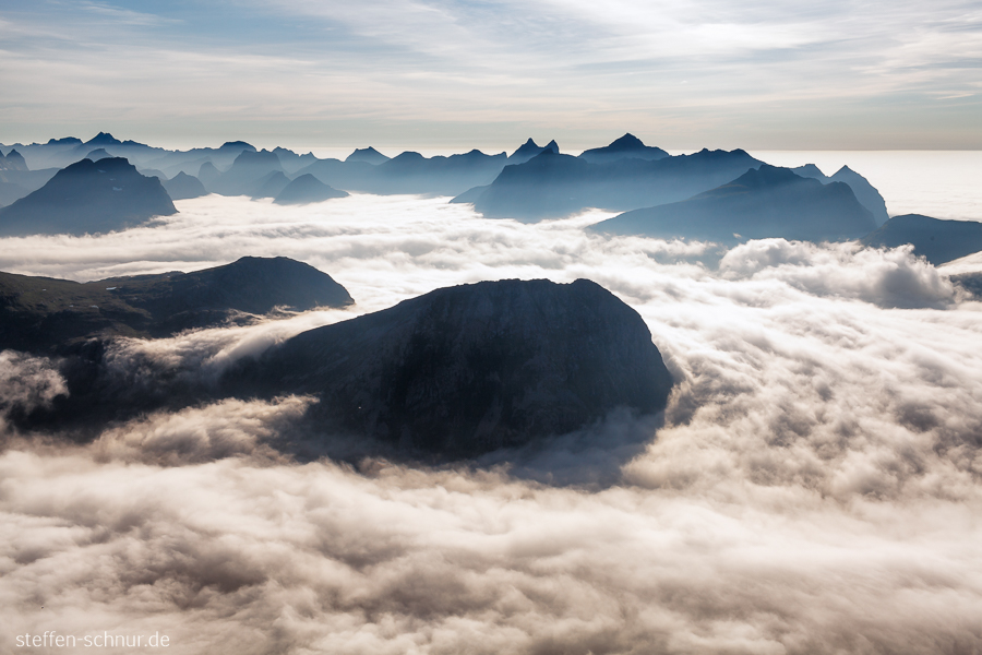 Nordland Gipfel Lofoten Norwegen von oben über den Wolken