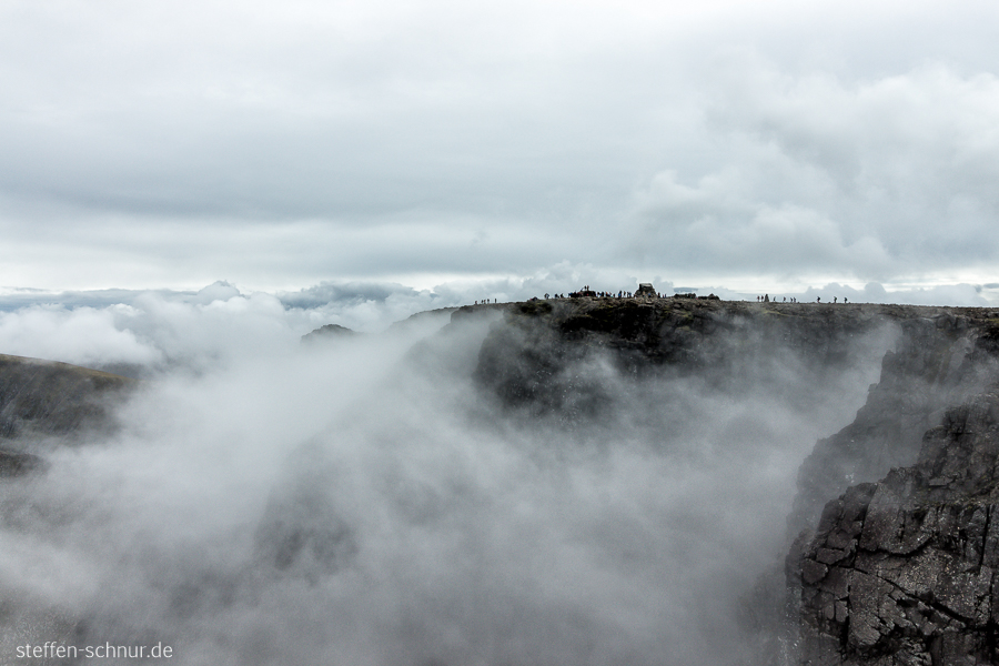 Menschen Berg Schottland Ben Nevis über den Wolken