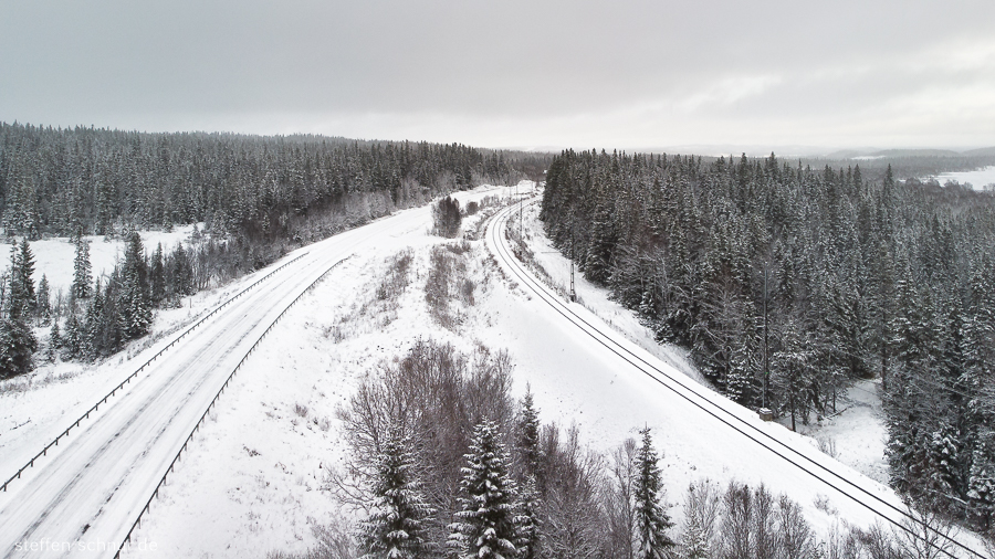 Schnee Bahnstrecke Schweden Luftaufnahme Strasse Wald