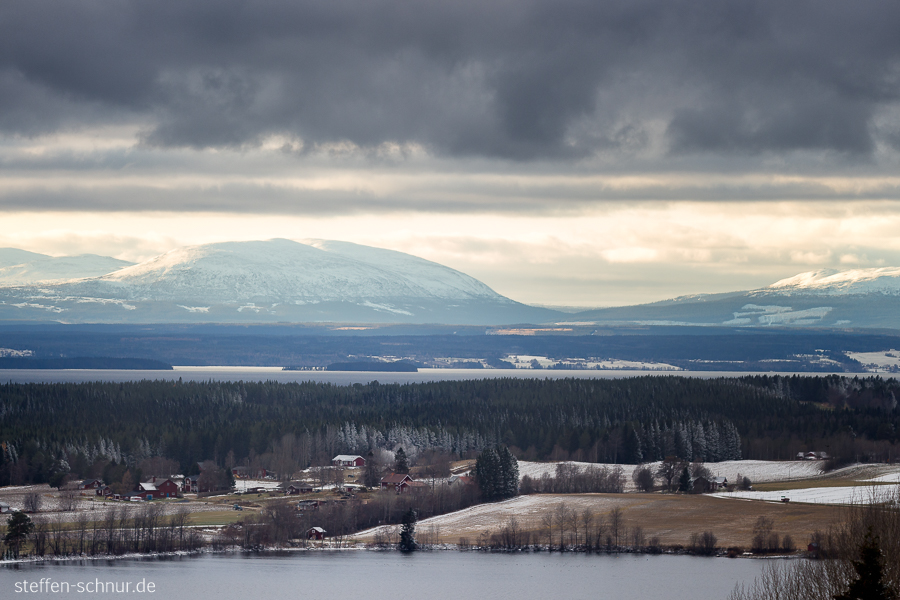 Berg Schweden Dorf Fernsicht Panorama Winter dunkle Wolken