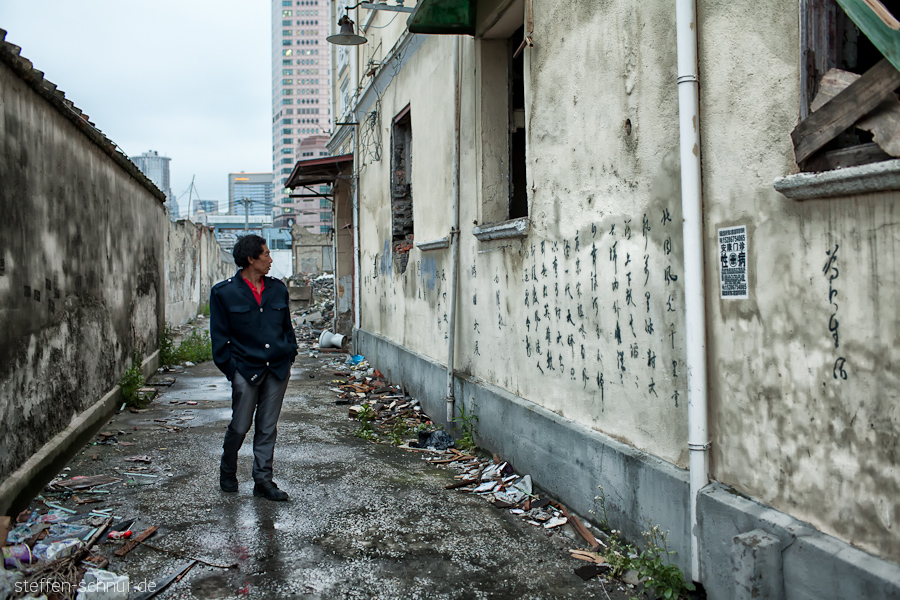 Shanghai China Abriss Abrissgebiet Abrisshaus Person