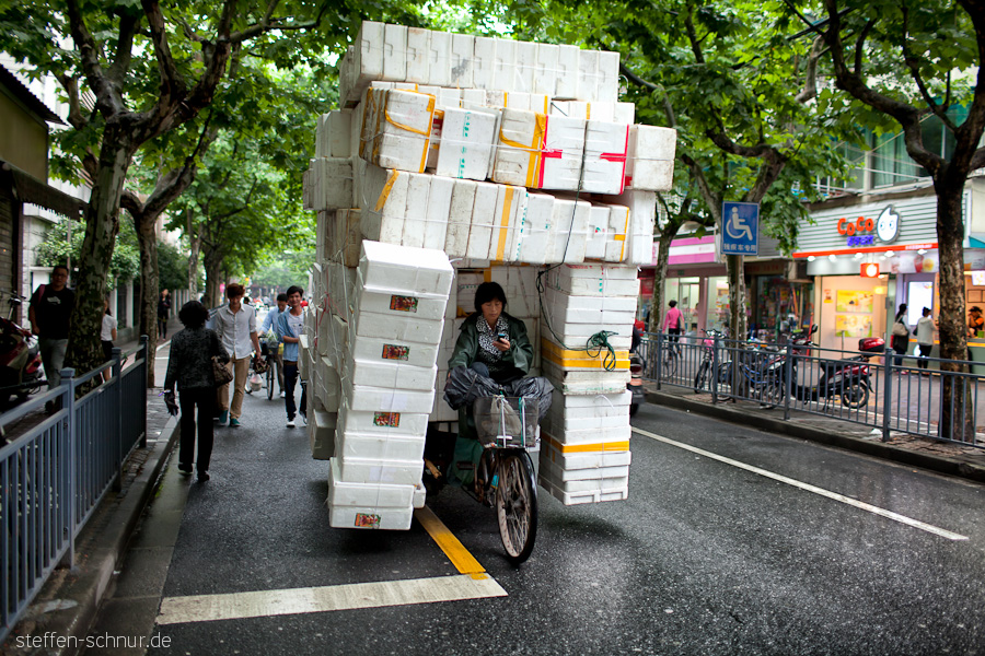 Fahrrad Shanghai China Handy Verkehrsregeln überladen