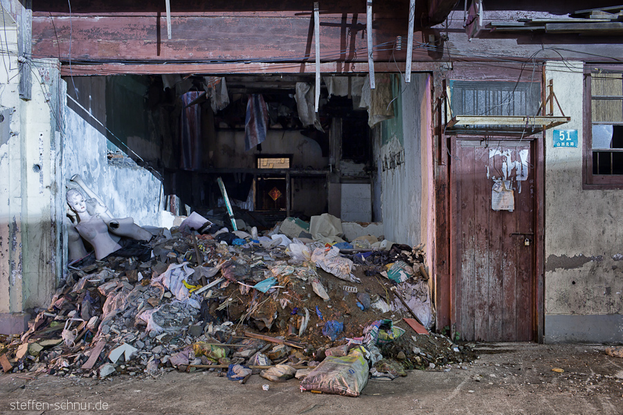 Shanghai China Abrisshaus Müll Puppe Schaufensterpuppe Trümmer
