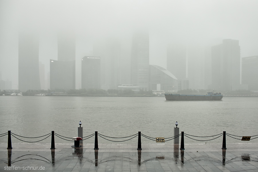 Skyline Schiff Shanghai China Bund Hochhäuser Nebel