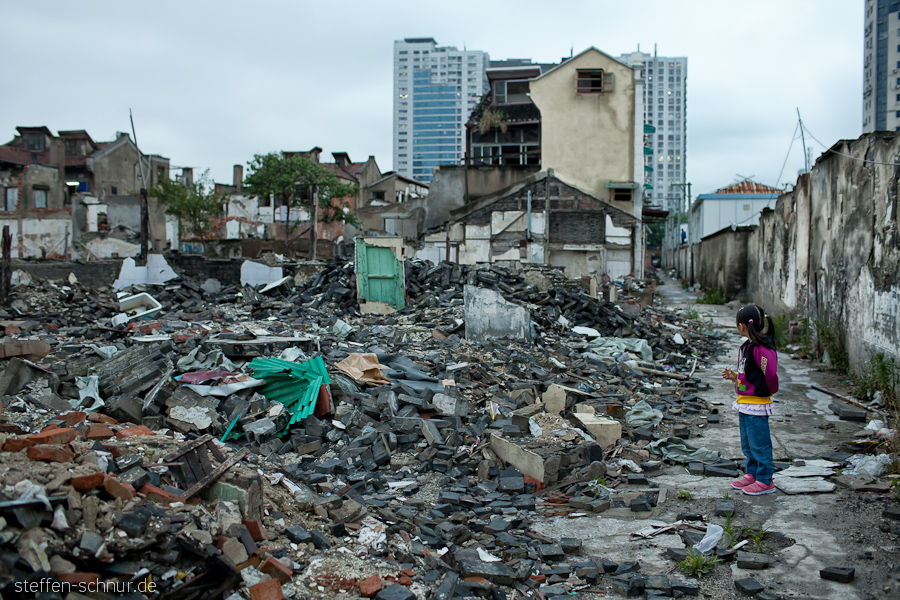 Shanghai China Abrissgebiet Abrisshaus Kind trostlos