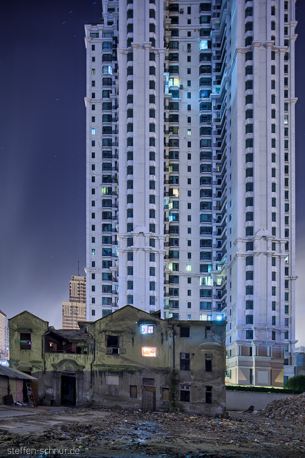 Shanghai China Abrissgebiet Architektur Hochhaus Kontrast Wohnhaus
