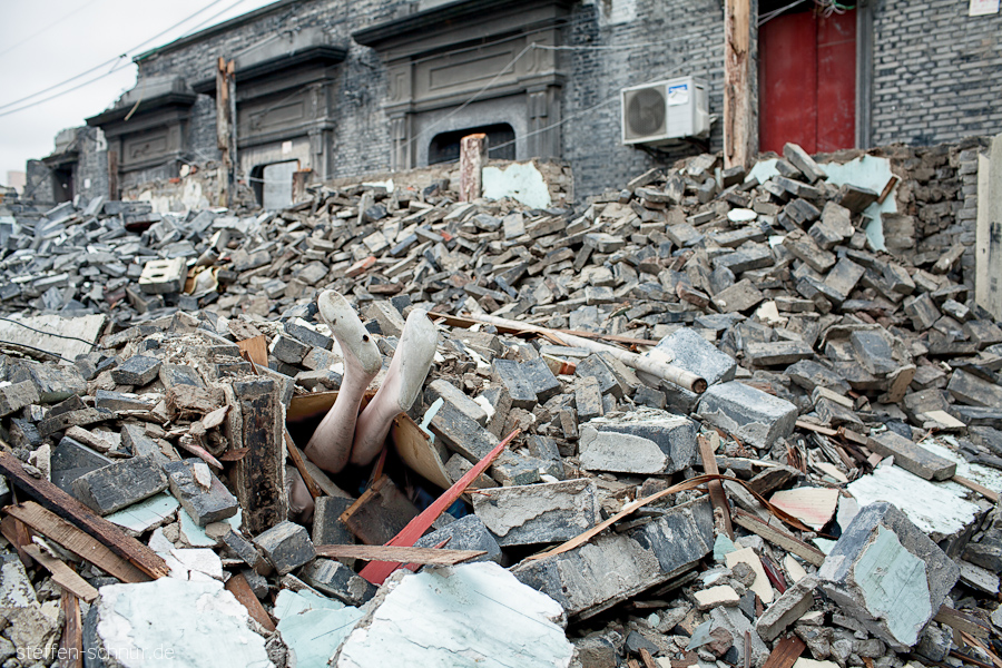 Shanghai China Abriss Abrissgebiet Puppe Schaufensterpuppe Trümmer