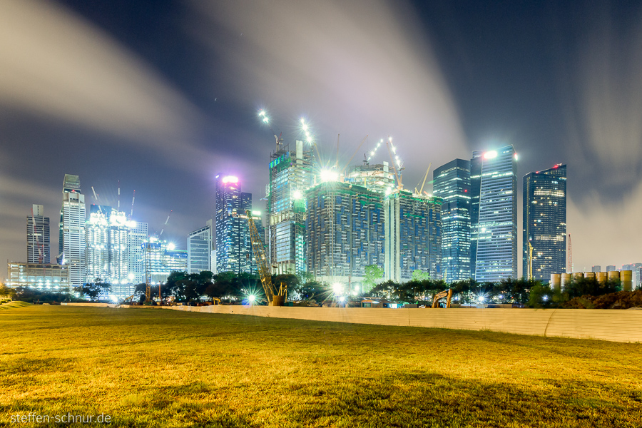 Singapur Baustelle Hochhäuser Wiese Wolken