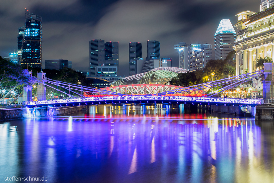 Singapur Architektur Brücke Cavenagh Bridge Fluss Nacht bunt