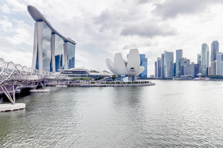 Skyline Singapur Architektur Brücke Wolken highkey modern